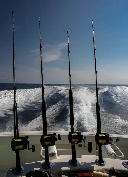 Poppa Della Barca Con Quattro Canne Spinning Titolari Dopo Pesca — Foto Stock