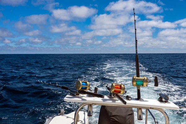 Patrón Embarcación Con Tres Cañas Giratorias Durante Pesca Marítima Proceso Imágenes De Stock Sin Royalties Gratis