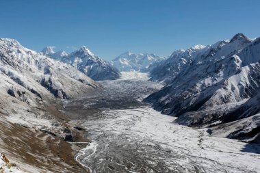 Inylchek Nehri 'nin üst kesimindeki Dağ Vadisi ve Merzbacher Gölü' ndeki buzullar. Kırgızistan, Kazakistan ve Çin sınırlarına yakın Tien Shan 'da vadisi olan bir dağ manzarası.. 