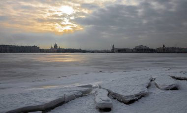 Neva Nehri 'nde kar ve buz, Saint-Petersburg üzerinde güneş ışınları. Kuzey başkentinin tarihi merkezine sahip kış manzarası. 