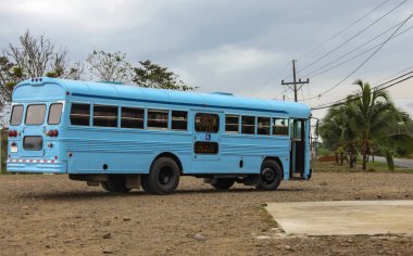 Otobüs, yolcuları bekleyen toplu taşıma aracının son durağında. Otoparktaki parlak otobüs güzergahın başlamasını bekliyor. Kosta Rika, 