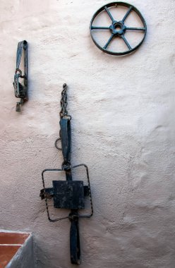 Afrika 'daki kaçak avcıların el koyduğu metal kapanlar. Büyük travmatik tuzaklar, Botsvana 'daki büyük kedilerin ve diğer yırtıcıların yasadışı avlanmasında kullanılan araçlardır.. 