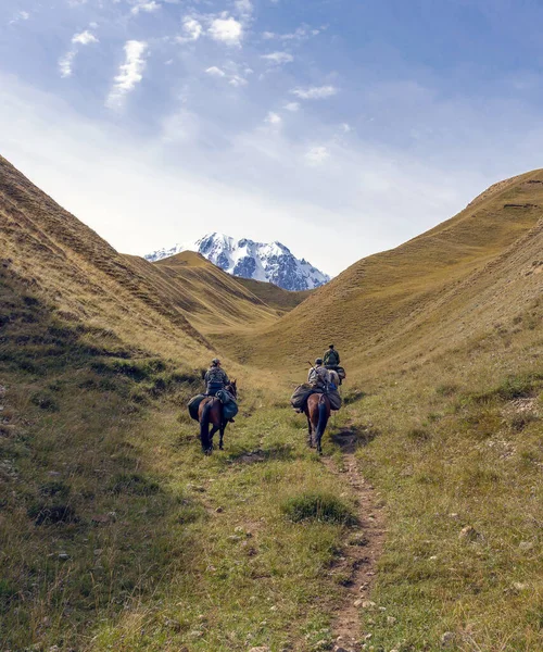 Três Homens Com Armas Cavalo Escalam Montanhas Caçadores Estão Montando — Fotografia de Stock