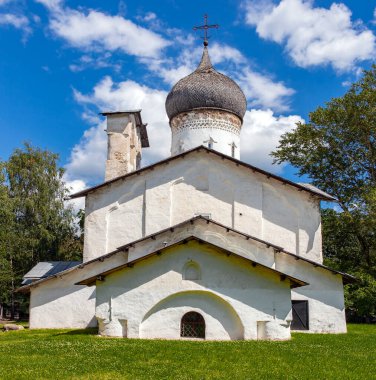 Pskov 'daki Usokha' dan Aziz Niklas Kilisesi manzarası. Rusya 'nın kuzeybatısındaki Ortodoks kilisesinin tipik mimarisi. Ahşap kubbeli, bembeyaz bir bina.. 