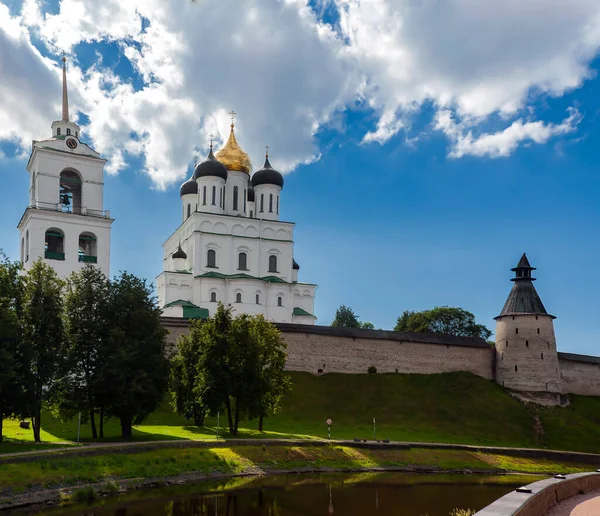 View Pskov Kremlin Domes Trinity Cathedral Bell Tower Middle Tower — Stock Photo, Image