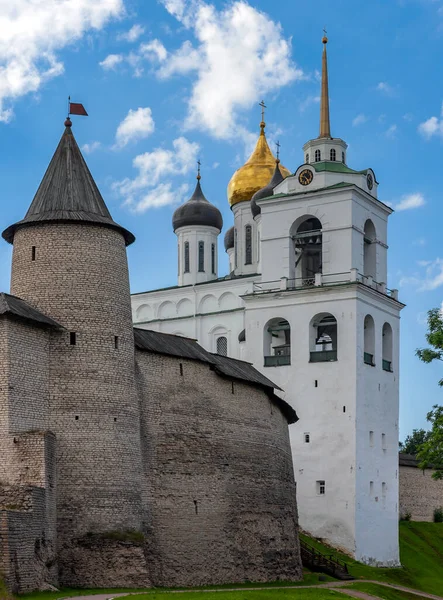 Pskov Kreml Kupolák Trinity Katedrális Harangtorony Óratorony Háttérben Nyári Történelmi — Stock Fotó