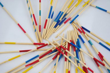 Beyaz bir arka plan üzerine karışık ahşap sopa ile Japon mikado oyunu