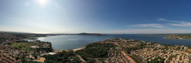 Fransa 'nın Occitanie kentindeki Balaruc kentinden Sete ve Thau Havzası' nın hava manzarası