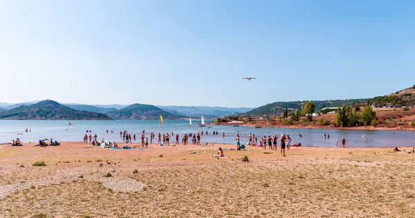 Παραλία Lac Salagou Τουρίστες Που Παρακολουθούν Ένα Διερχόμενο Canadair Καλοκαίρι — Φωτογραφία Αρχείου