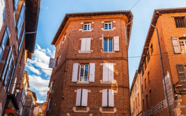Tarn 'da, Fransa' nın Occitanie şehrinde, Albi şehrinin tarihi merkezinin tipik cepheleri.