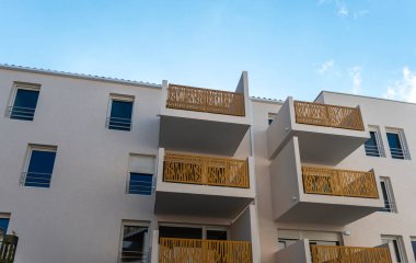 Fransa 'nın güneyinde, Occitanie' de yeni ve modern bir konutun ön cephesi