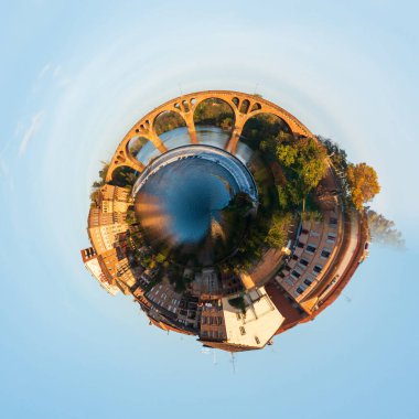 Sonbaharda Fransa 'nın Occitanie kentinde, Albi' deki Tarn 'ın bankalarının soyutlanması