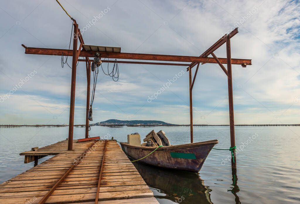 Barco marisco en una rampa, en el puerto de Loupian, en la laguna Thau