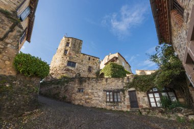 Eski cadde ve evler, ortaçağ Cordes sur Ciel köyünde, sonbaharda, Tarn, Occitanie, Fransa
