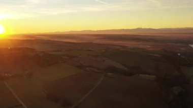 Güneş doğarken, Clermont le Fort, Haute Garonne, Occitanie, Fransa 'dan Pireneler zincirindeki Panorama