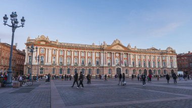 Capitole Meydanı ve turistleri, alacakaranlıkta, Haute Garonne 'da, Occitanie, Fransa