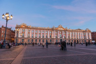 Capitole Meydanı ve turistleri, alacakaranlıkta, Haute Garonne 'da, Occitanie, Fransa