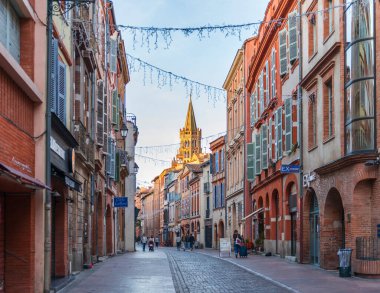 1 Ocak 2022: Kışın Rue du Taur, Haute-Garonne, Occitanie, Fransa