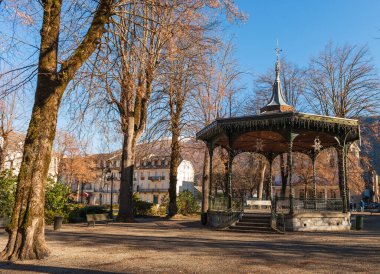 Bagnere de Luchon, Haute Garonne, Occitanie, Fransa 'da bir parkta orkestra şefi.