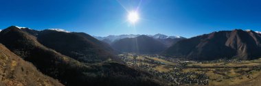 Pireneler zincirinin hava panoramik görüntüsü Bagneres de Luchon 'dan, kışın, Haute Garonne, Occitanie, Fransa