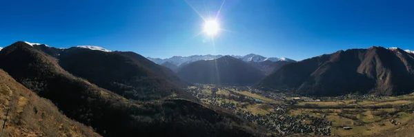 从Bagneres Luchon到Pyrenees链的空中全景全景 在法国尼特尼的上加隆 — 图库照片