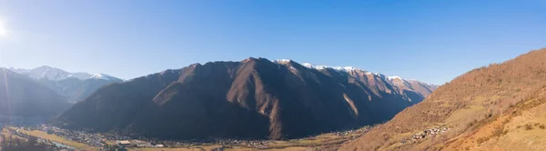 从Bagneres Luchon到Pyrenees链的空中全景全景 在法国尼特尼的上加隆 — 图库照片