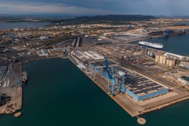 Fransa 'nın Occitanie kentindeki Herault' da gün batımında ticari Sete limanının hava manzarası