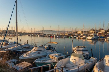 Balaruc 'lu Marina ve Fransa' nın Occitanie şehrinde Mont Saint Clair en altta.