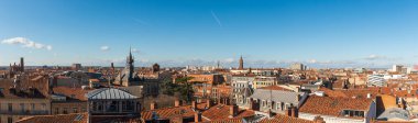 Toulouse 'un çatılarının manzarası, şehir merkezinden, Haute Garonne, Occitanie, Fransa