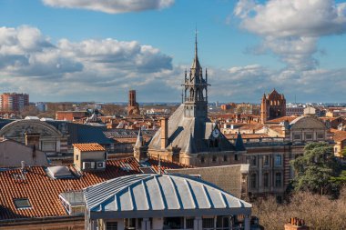 Toulouse 'un çatılarının manzarası, şehir merkezinden, Haute Garonne, Occitanie, Fransa