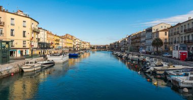 Kraliyet kanalının rıhtımları, güneşli bir gün, Herault, Occitanie, Fransa 'da Sete' de