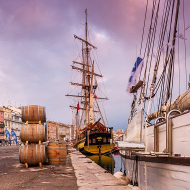 Herault, Occitanie, Fransa 'daki Sete limanındaki eski tırlar