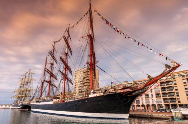 Herault, Occitanie, Fransa 'daki Sete limanındaki eski tırlar