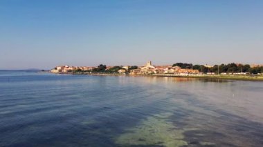 Bir bahar günü Fransa 'nın Occitanie kentindeki Herault' da Meze köyünün hava manzarası.