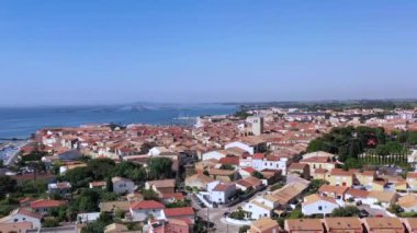Bir bahar günü Fransa 'nın Occitanie kentindeki Herault' da Meze köyünün hava manzarası.