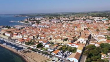 Bir bahar günü Fransa 'nın Occitanie kentindeki Herault' da Meze köyünün hava manzarası.