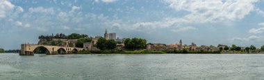Avignon 'lu Panorama, Rhone nehri üzerindeki Saint Benezet köprüsü, Vaucluse, Provence, Fransa