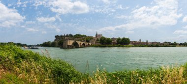 Avignon 'lu Panorama, Rhone nehri üzerindeki Saint Benezet köprüsü, Vaucluse, Provence, Fransa