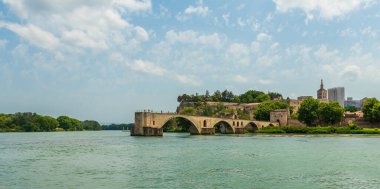 Avignon 'lu Panorama, Rhone nehri üzerindeki Saint Benezet köprüsü, Vaucluse, Provence, Fransa