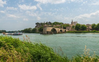 Avignon 'un Panorama' sı Saint Benezet köprüsü ve Rhone 'da bir mavna, Vaucluse, Provence, Fransa