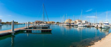 Herault, Occitanie, Fransa 'da Frontignan plaj marinası panoramik