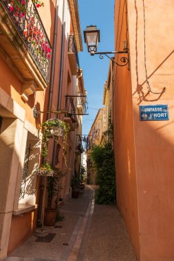 Bouzigues 'de Herault, Occitanie, Fransa' daki Thau göletinde küçük bir ara sokak.