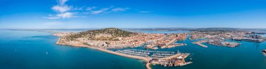 Bir yaz günü Fransa 'nın Occitanie kentindeki Herault' da marina ve ticari liman Sete 'nin panoraması