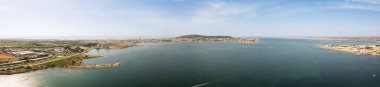 Fransa 'nın Occitania kentindeki Balaruc les Bains' ten Thau ve Sete göletinin havadan görünüşü