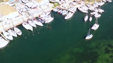Balaruc les Bains marinasının Thau, Occitanie, Fransa göletindeki havadan görünüşü