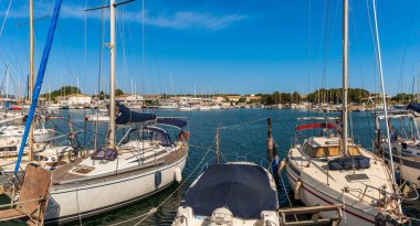 Fransa 'nın Occitanie kentindeki Balaruc les bains marinasında yelkenliler.