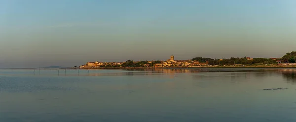 Vesnice Meze Thau Rybníku Při Východu Slunce Occitanie Francie — Stock fotografie