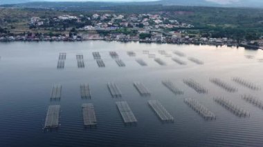 Fransa 'nın Occitanie kentindeki Herault' daki Thau lagünündeki Bouzigues 'deki istiridye masalarının hava manzarası.