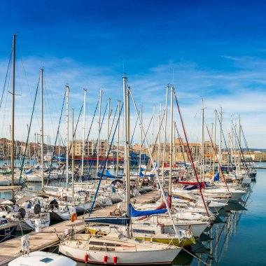 Fransa 'nın Occitanie kentindeki Sete limanında yelkenliler