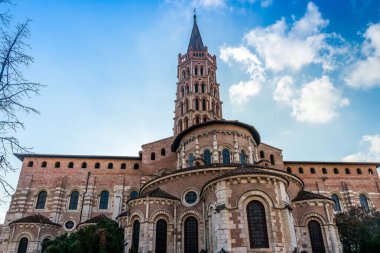 Saint Sernin Bazilikası ve Fransa 'nın Occitanie kentindeki Toulouse' daki çan kulesi.